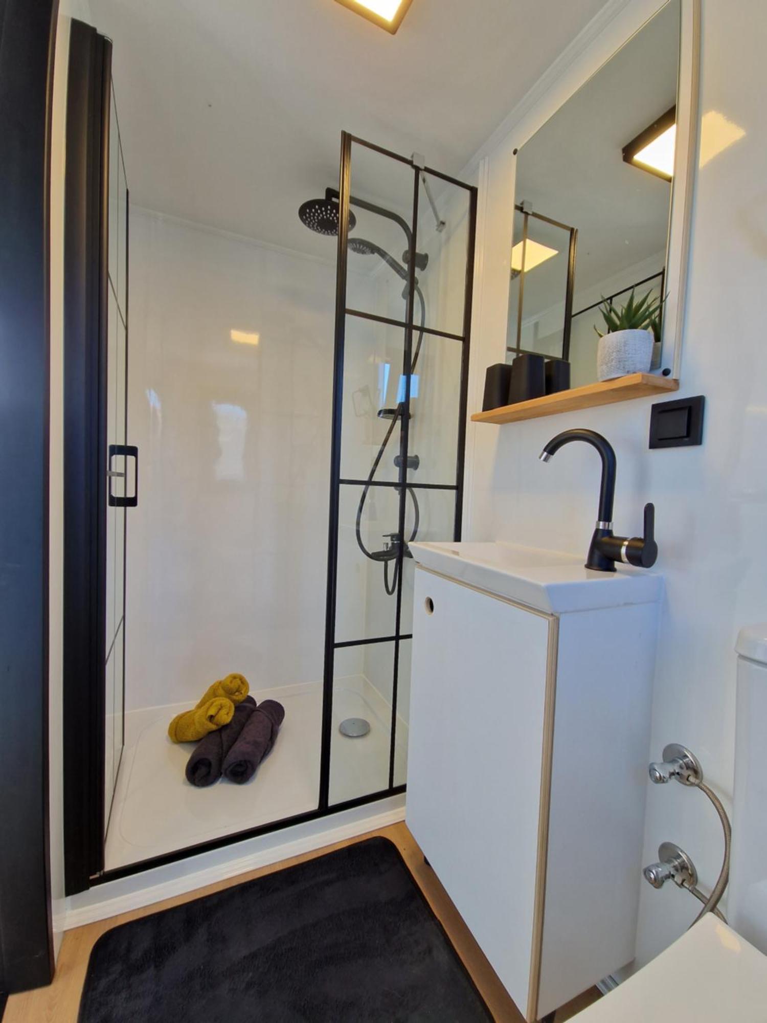 Les Tiny Du Pre Mathy - Insolites Avec Jacuzzi A Profondeville