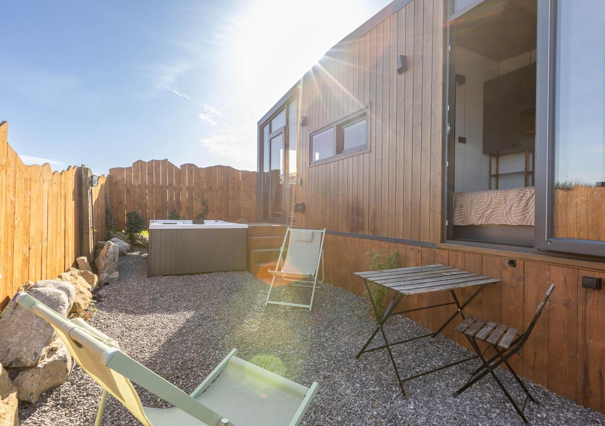 Les Tiny Du Pre Mathy - Insolites Avec Jacuzzi A Profondeville